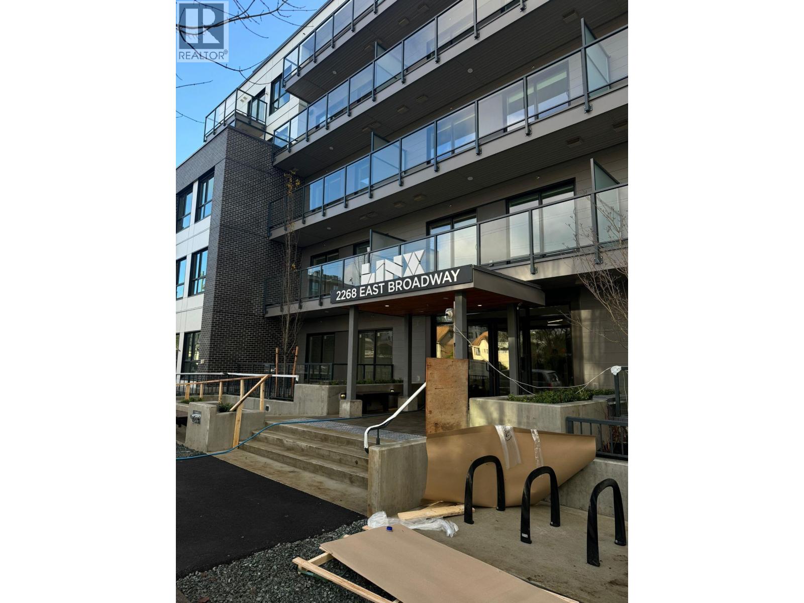 504 2268 E Broadway Street, Vancouver, British Columbia  V5N 1W9 - Photo 2 - R3072186