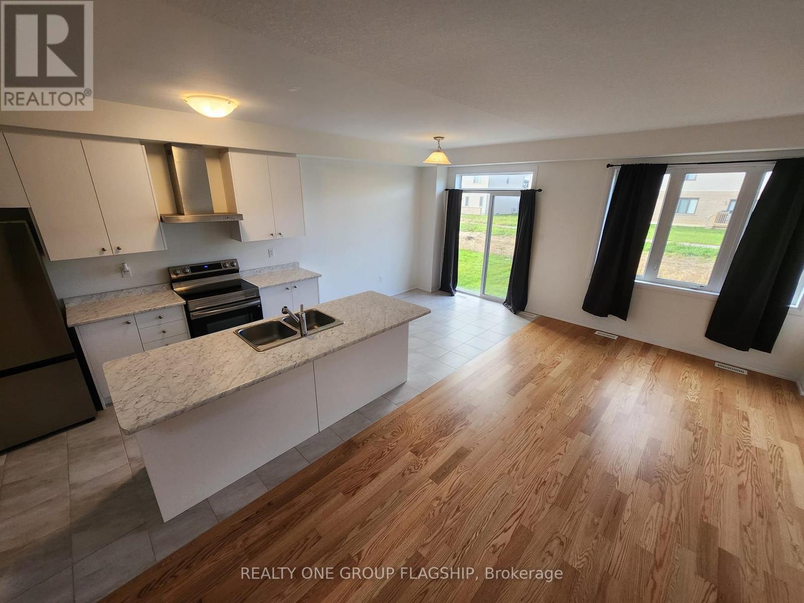 65 Velvet Way, Thorold, Ontario  L2V 0P3 - Photo 4 - X12479178