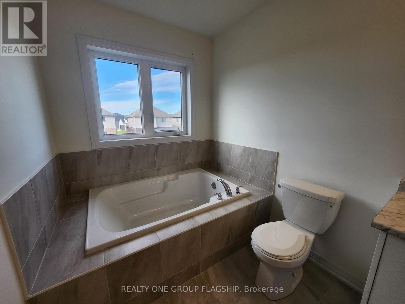 65 Velvet Way, Thorold, Ontario  L2V 0P3 - Photo 13 - X12479178