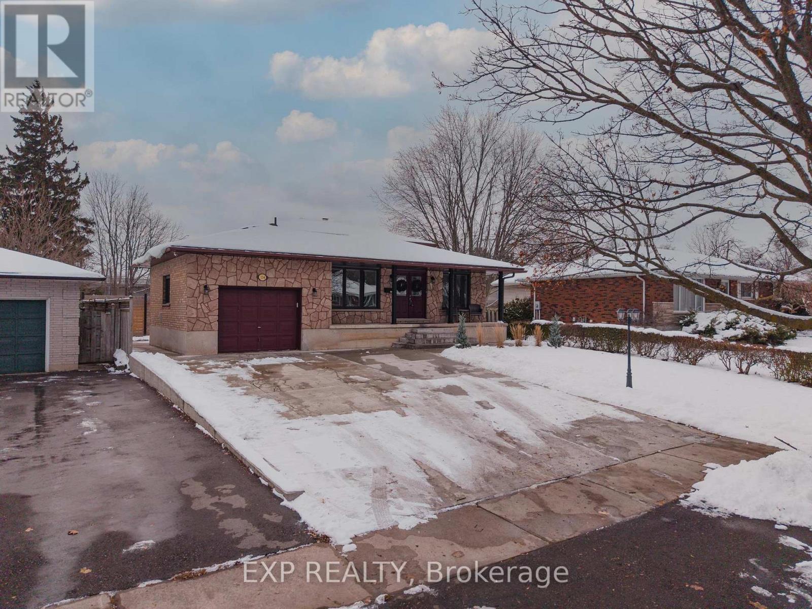 134 Pusey Boulevard, Brantford, Ontario N3R 2S5 - Photo 2 - X12603280