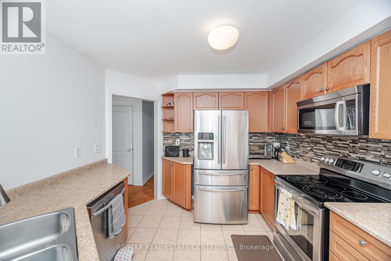 23 Quailvalley Drive, Brampton, Ontario L6R 0N3 - Photo 11 - W12603030