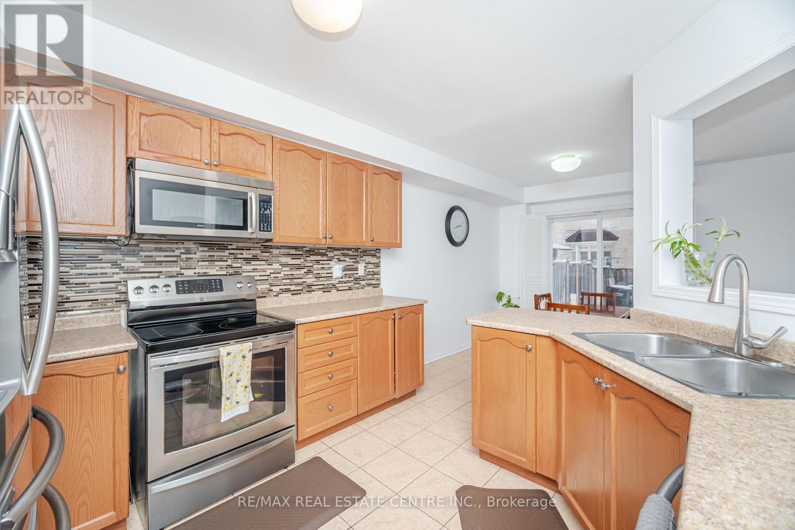 23 Quailvalley Drive, Brampton, Ontario L6R 0N3 - Photo 12 - W12603030