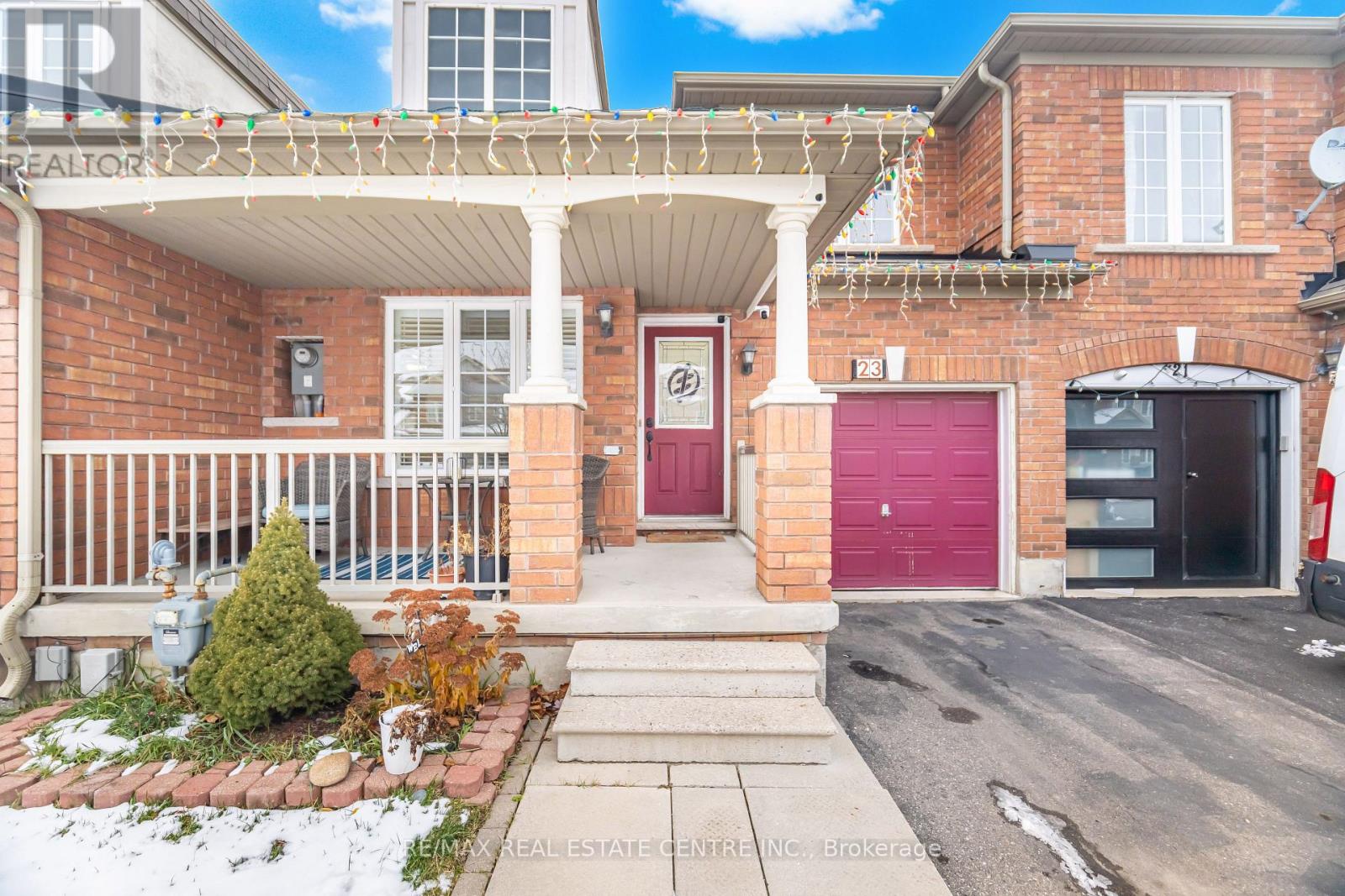 23 Quailvalley Drive, Brampton, Ontario L6R 0N3 - Photo 3 - W12603030