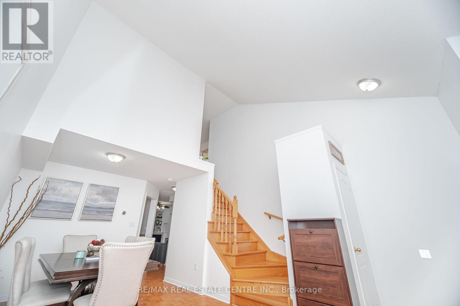 23 Quailvalley Drive, Brampton, Ontario L6R 0N3 - Photo 9 - W12603030