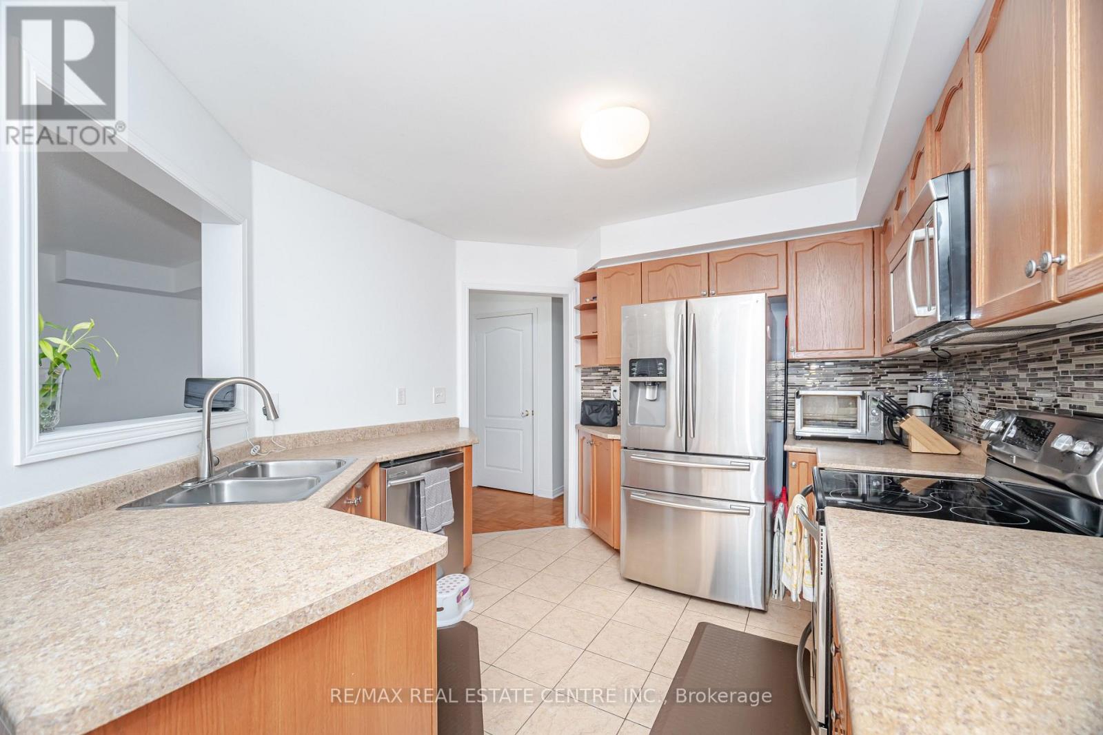 23 Quailvalley Drive, Brampton, Ontario L6R 0N3 - Photo 10 - W12603030