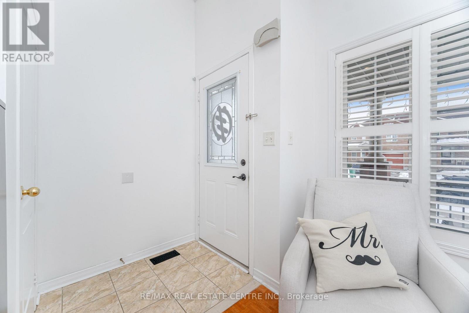 23 Quailvalley Drive, Brampton, Ontario L6R 0N3 - Photo 4 - W12603030