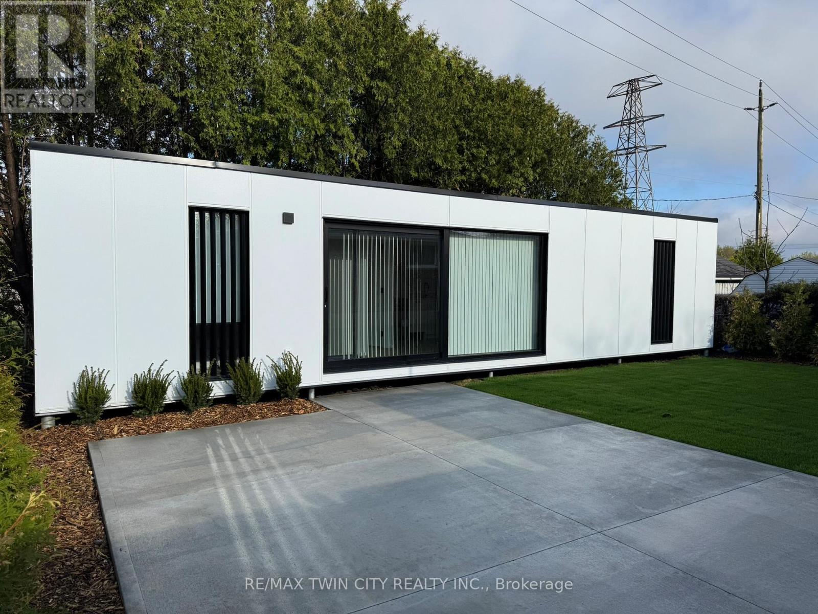 Adu - 46 Linden Avenue, Brantford, Ontario N3S 7E5 - Photo 2 - X12601694