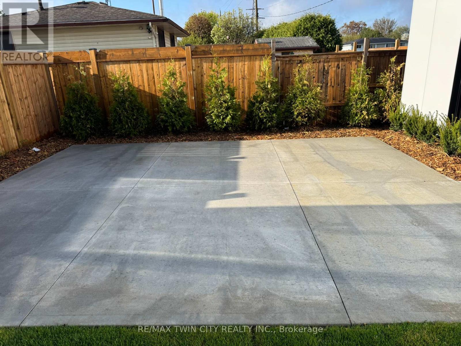 Adu - 46 Linden Avenue, Brantford, Ontario N3S 7E5 - Photo 9 - X12601694