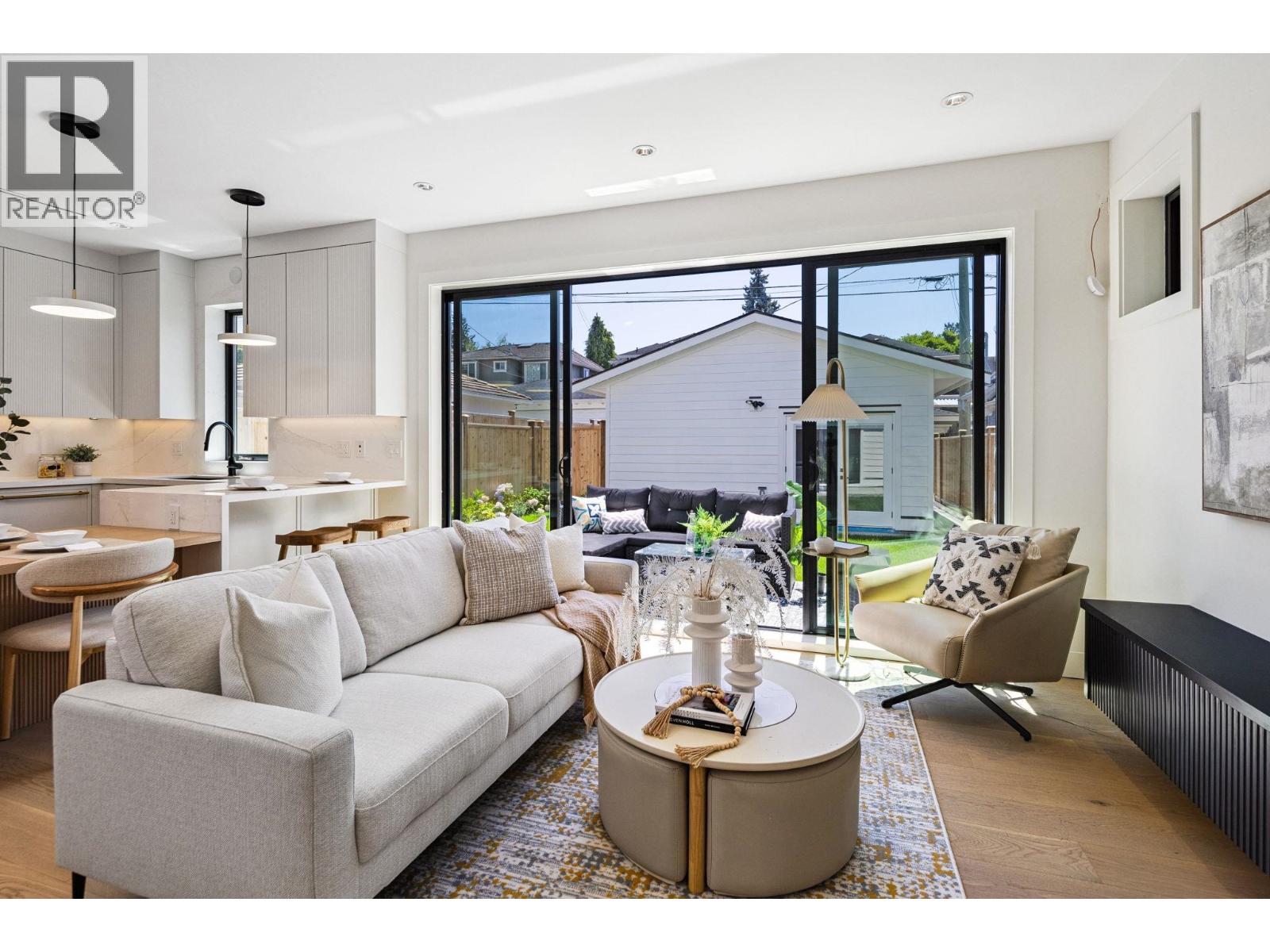 2 250 E 39th Avenue, Vancouver, British Columbia  V5W 1K2 - Photo 3 - R3072354