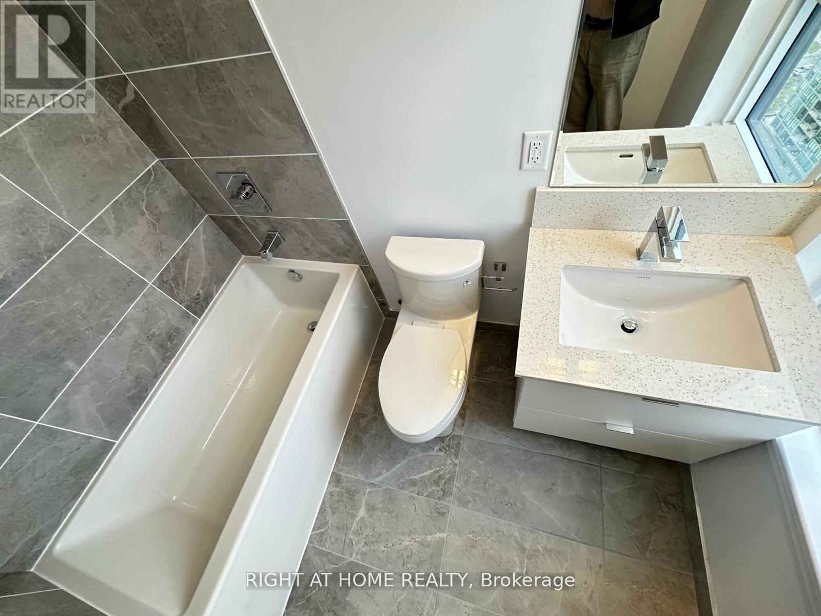 2408 - 30 Elm Drive W, Mississauga, Ontario  L5B 0N6 - Photo 10 - W12603340