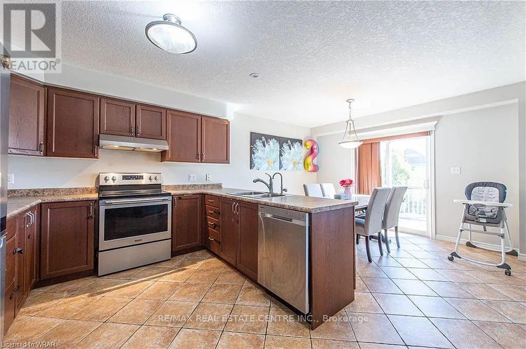 887 Frontenac Crescent, Woodstock, Ontario  N4V 0A8 - Photo 4 - X12603360