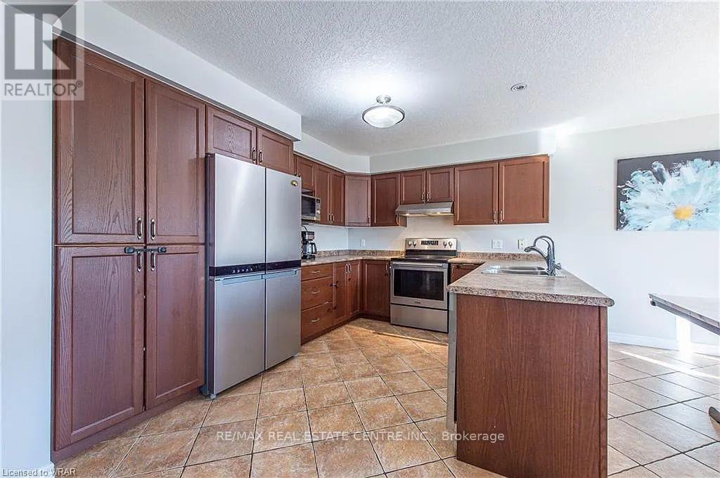 887 Frontenac Crescent, Woodstock, Ontario  N4V 0A8 - Photo 5 - X12603360