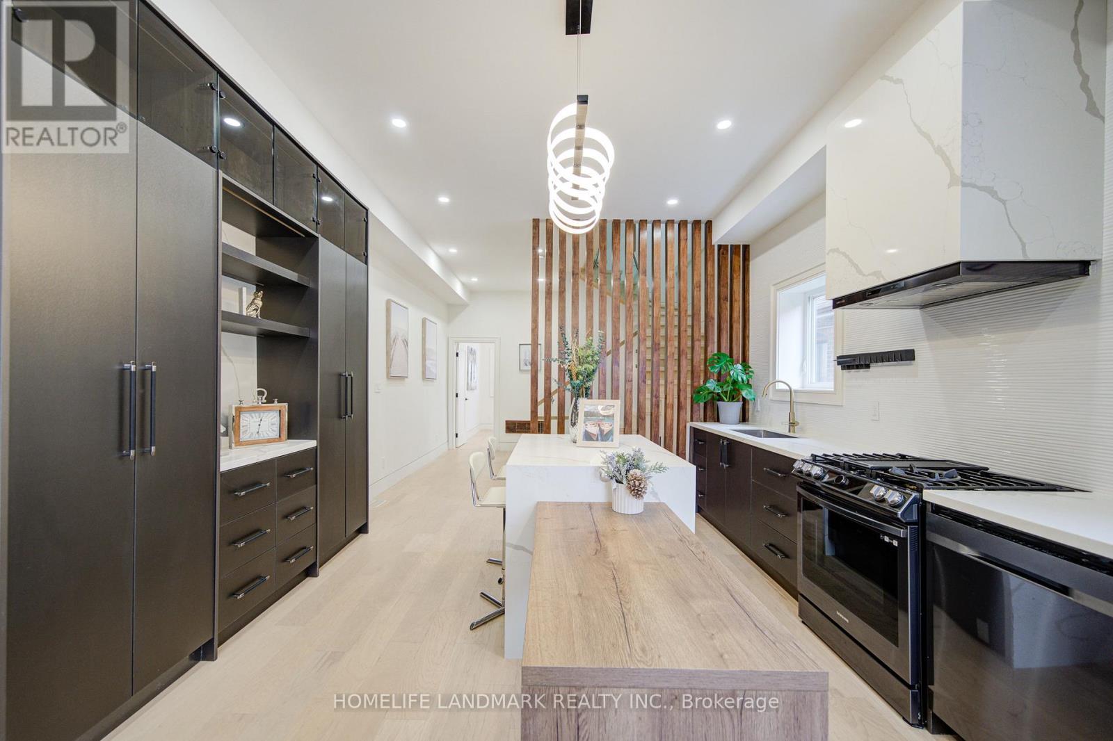 16 Mulberry Crescent, Toronto, Ontario  M6C 1N5 - Photo 11 - C12603410