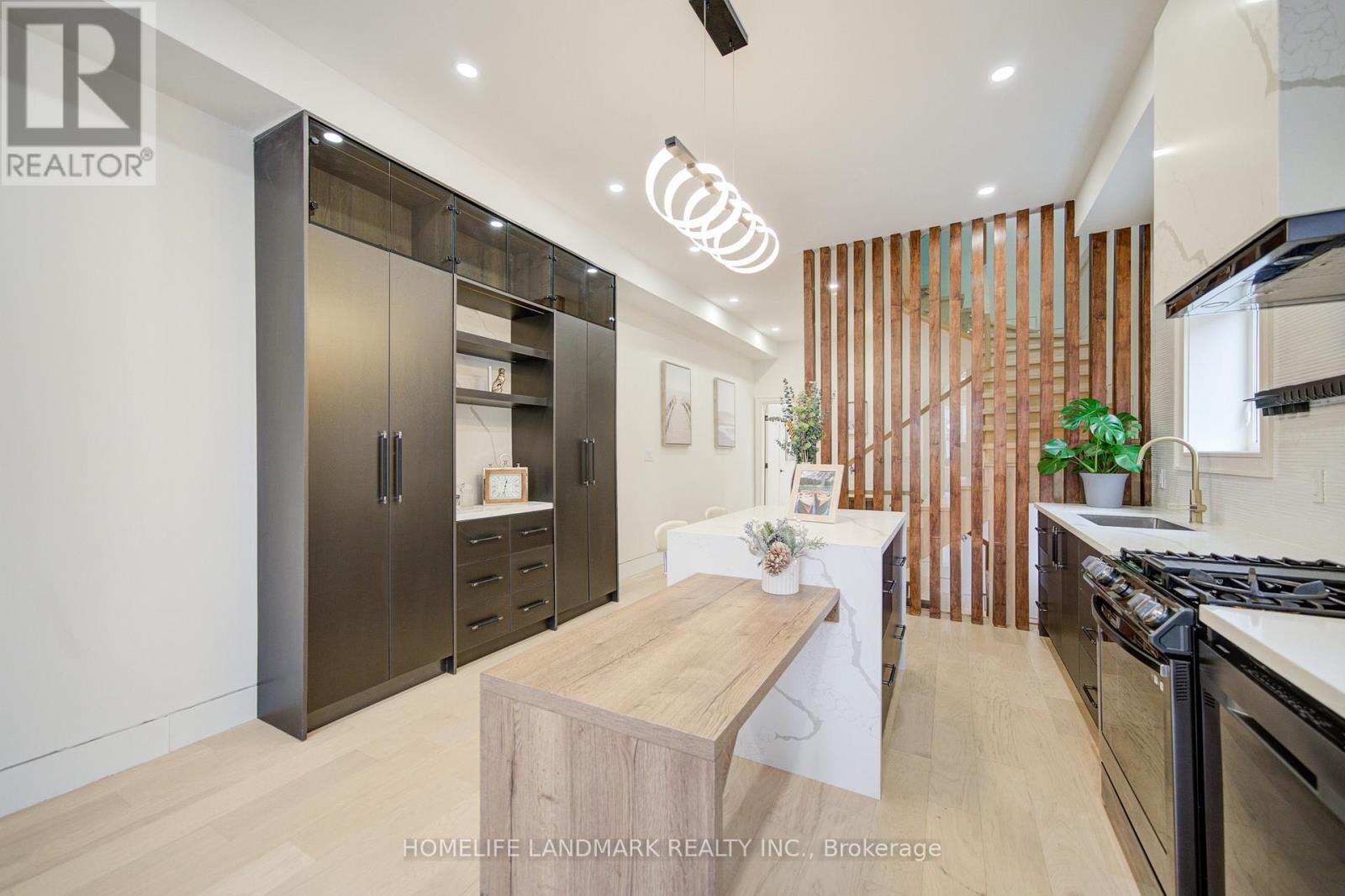 16 Mulberry Crescent, Toronto, Ontario  M6C 1N5 - Photo 12 - C12603410