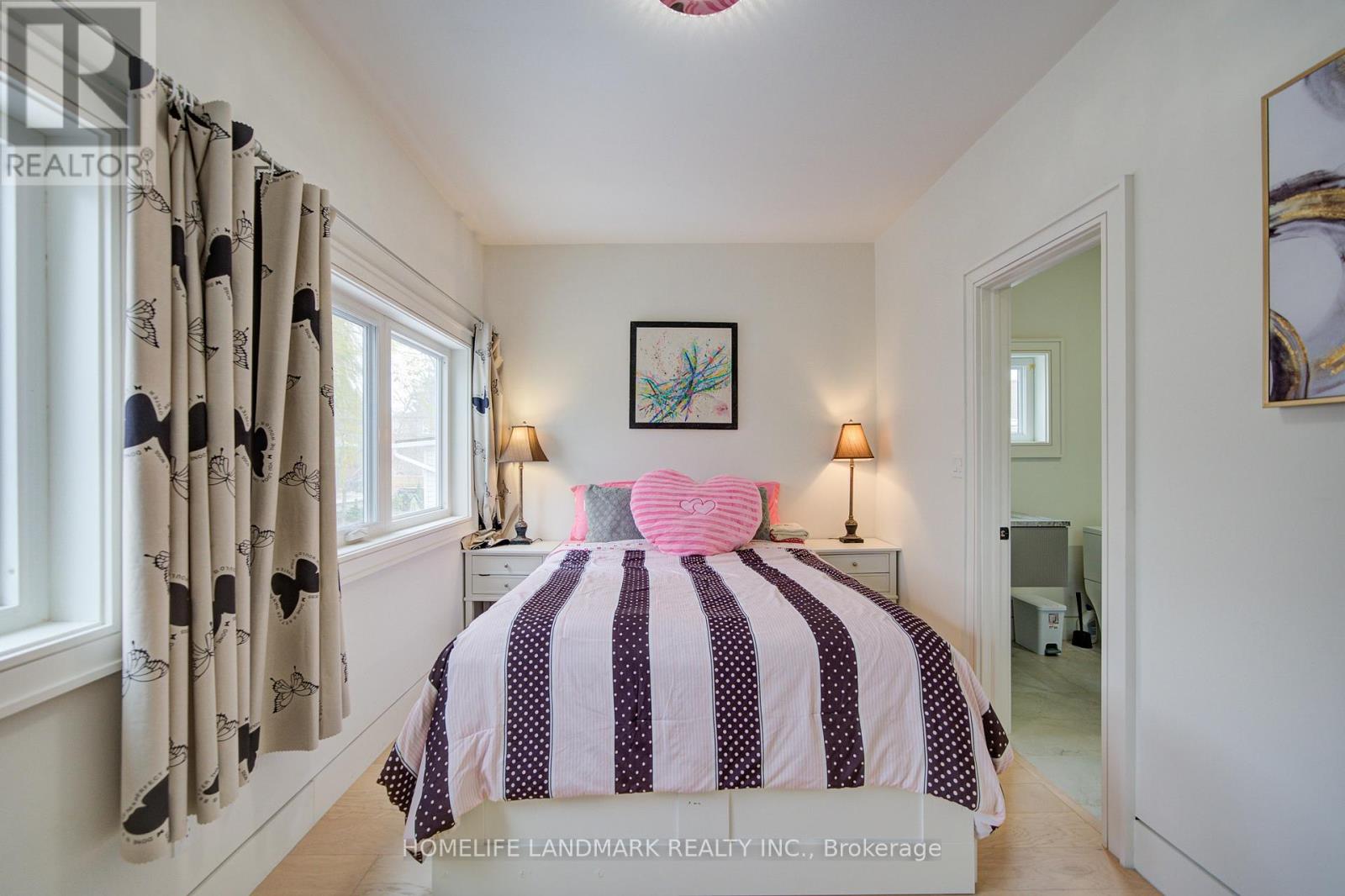 16 Mulberry Crescent, Toronto, Ontario  M6C 1N5 - Photo 27 - C12603410