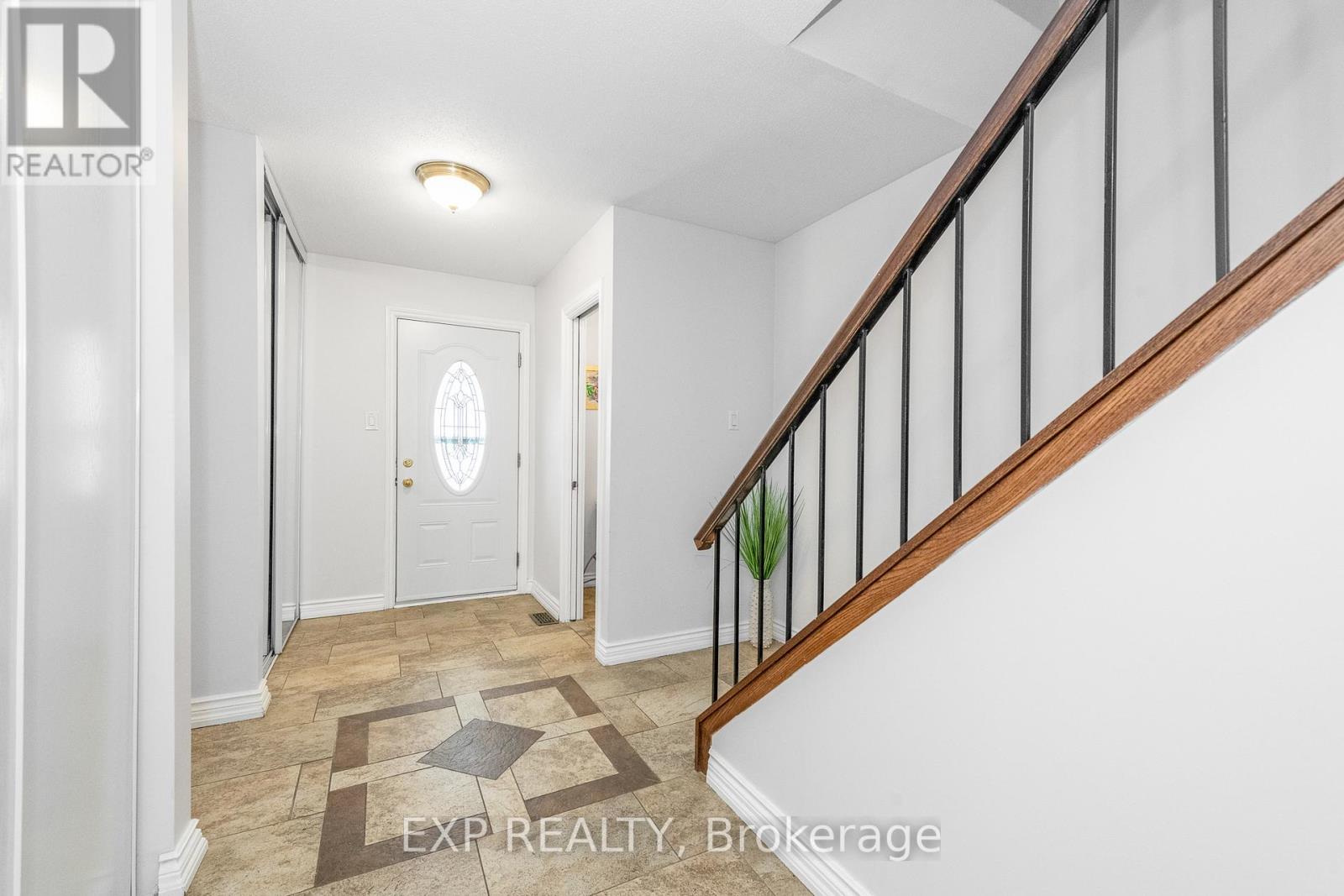 F - 6 Arnold Drive, Ottawa, Ontario  K2H 6V9 - Photo 4 - X12603456