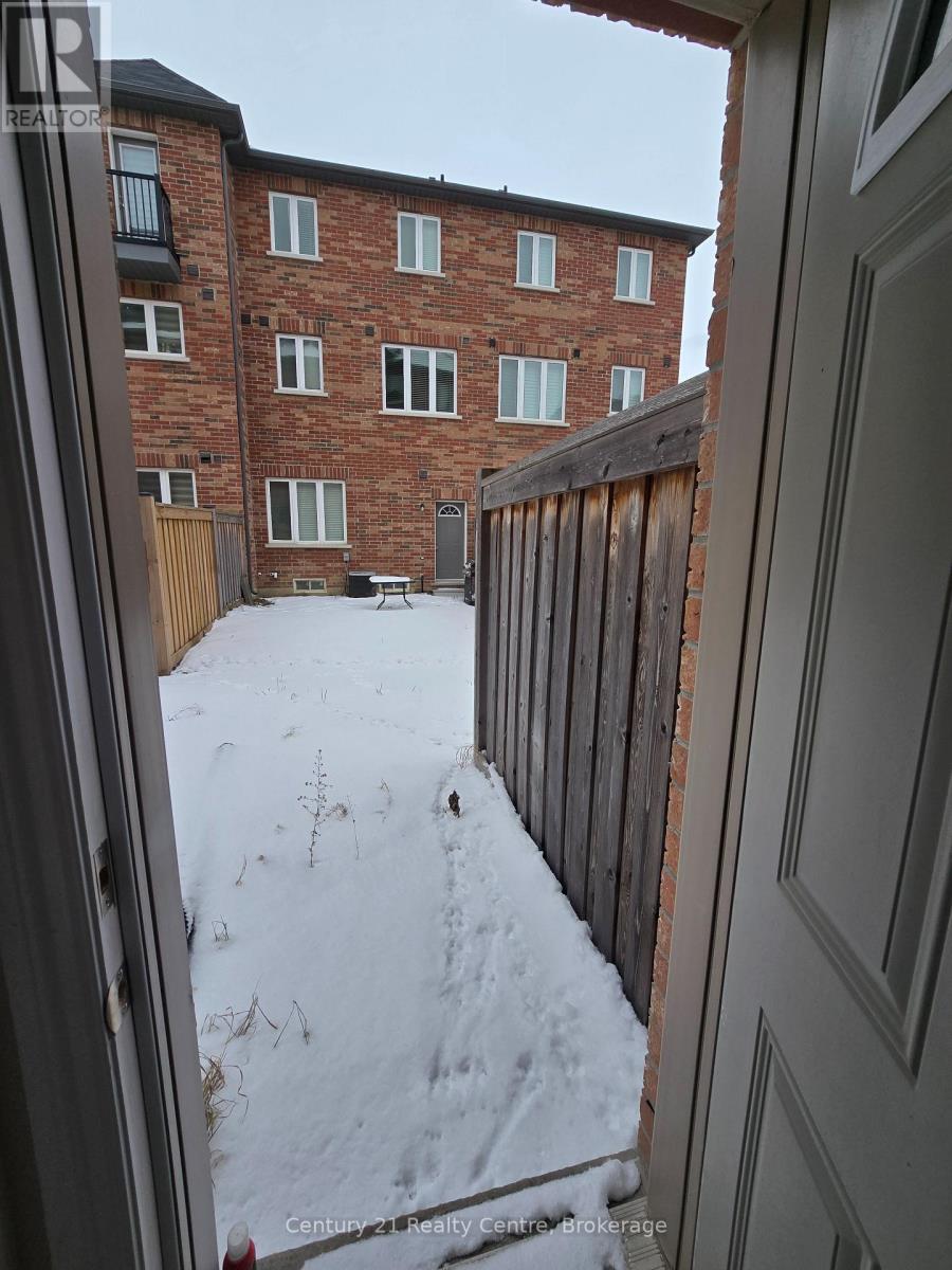 5 Shiff Crescent, Brampton, Ontario  L6Z 0B4 - Photo 4 - W12603434