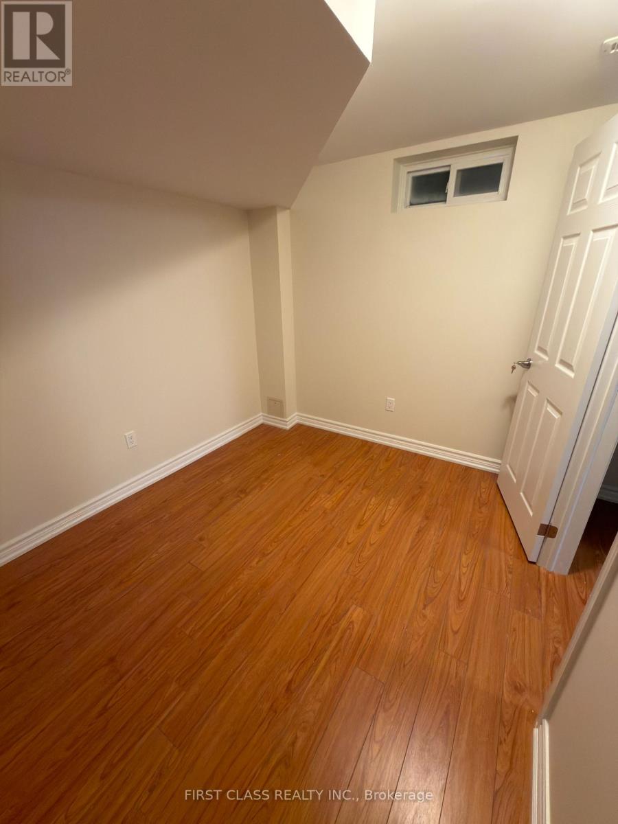 659 Thamesford Terrace, Mississauga, Ontario L5R 2B8 - Photo 17 - W12603458