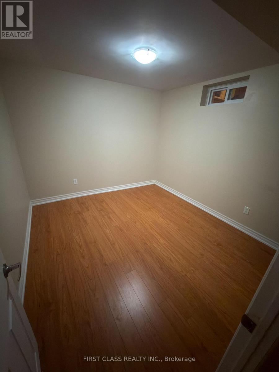 659 Thamesford Terrace, Mississauga, Ontario L5R 2B8 - Photo 18 - W12603458