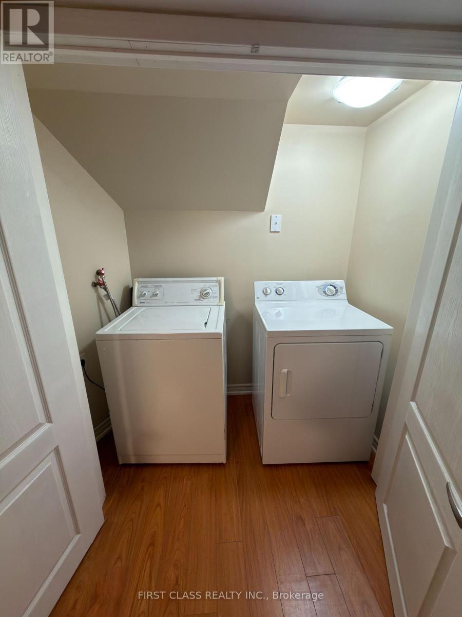 659 Thamesford Terrace, Mississauga, Ontario L5R 2B8 - Photo 19 - W12603458