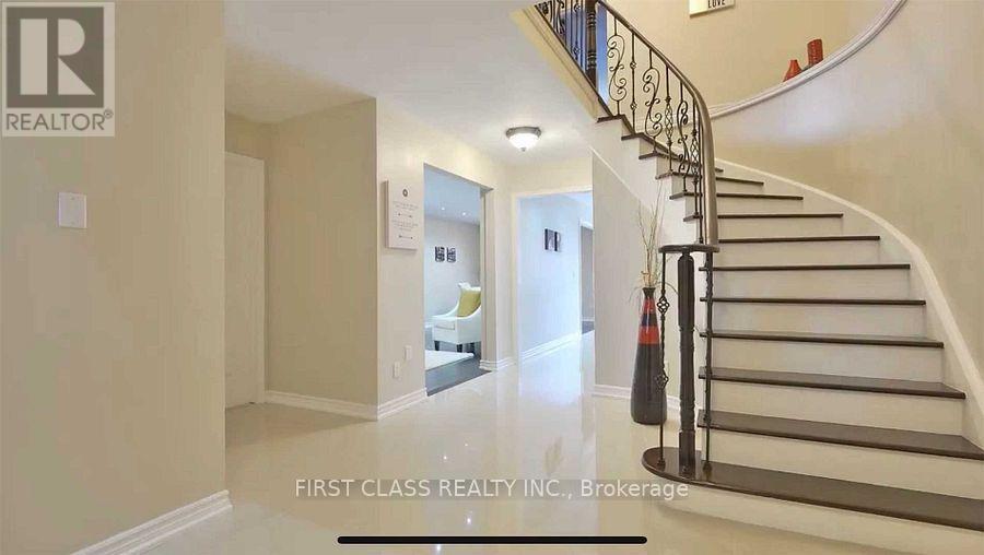 659 Thamesford Terrace, Mississauga, Ontario L5R 2B8 - Photo 2 - W12603458