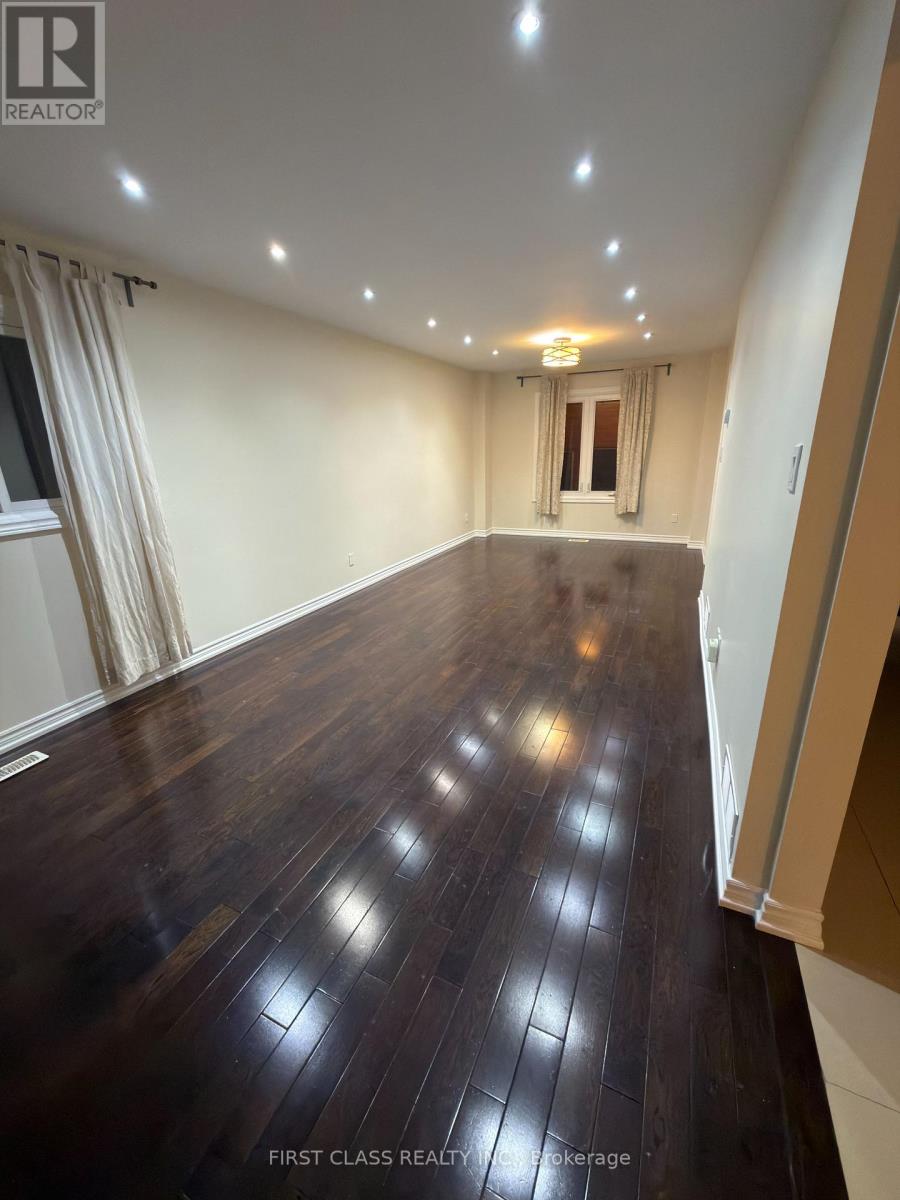 659 Thamesford Terrace, Mississauga, Ontario L5R 2B8 - Photo 3 - W12603458