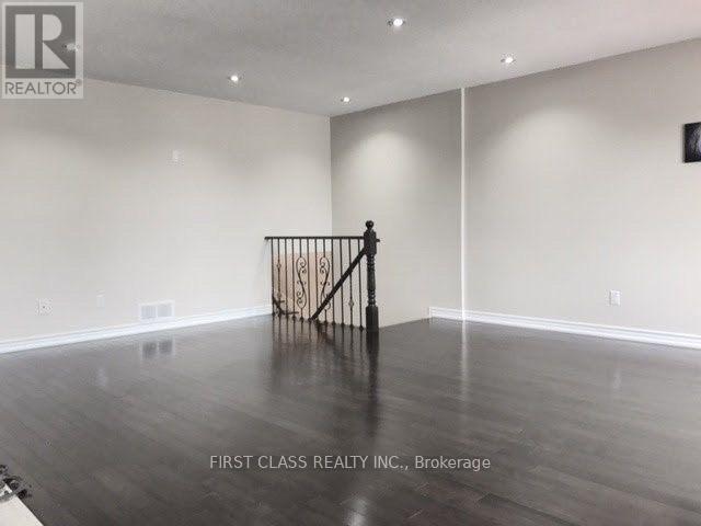 659 Thamesford Terrace, Mississauga, Ontario L5R 2B8 - Photo 5 - W12603458