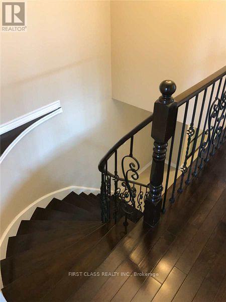 659 Thamesford Terrace, Mississauga, Ontario L5R 2B8 - Photo 8 - W12603458