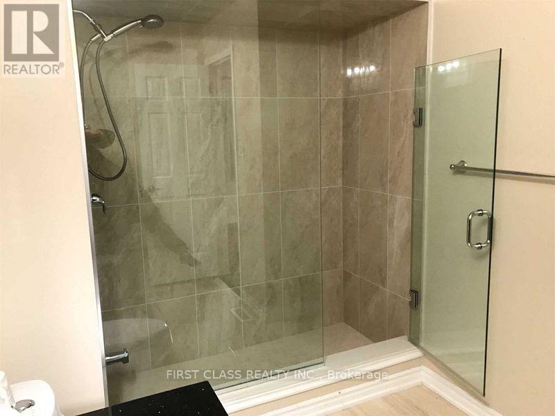 659 Thamesford Terrace, Mississauga, Ontario L5R 2B8 - Photo 9 - W12603458