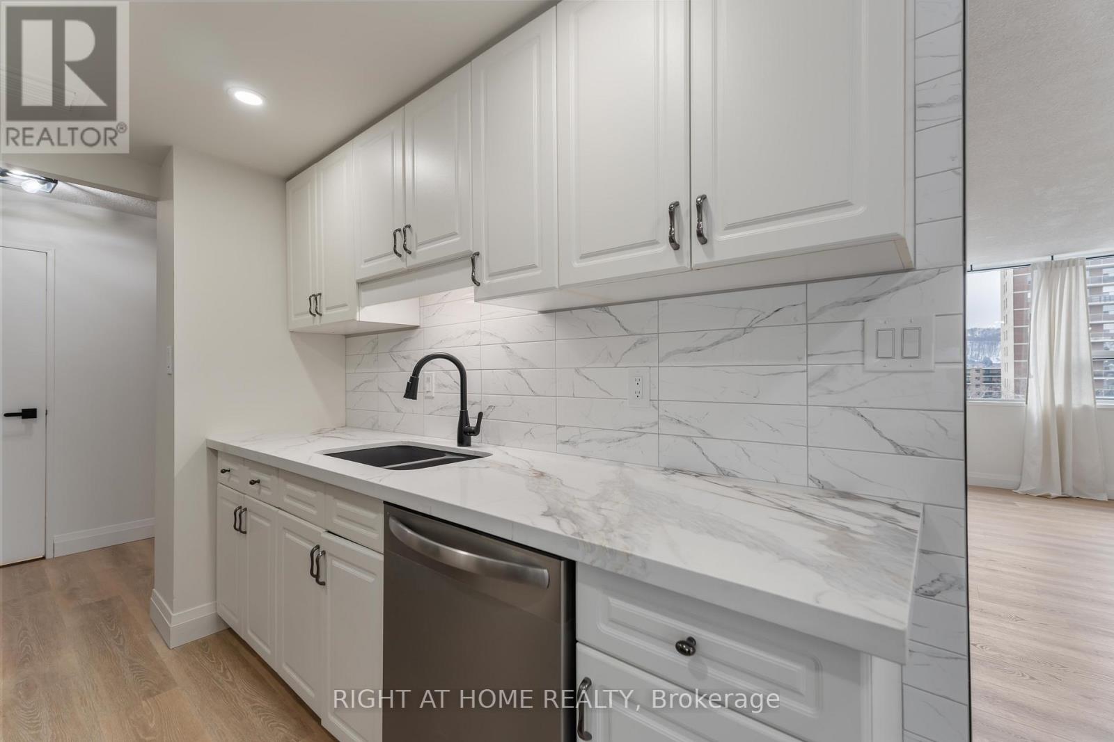 905 - 120 Duke Street, Hamilton, Ontario L8P 4T1 - Photo 10 - X12603452