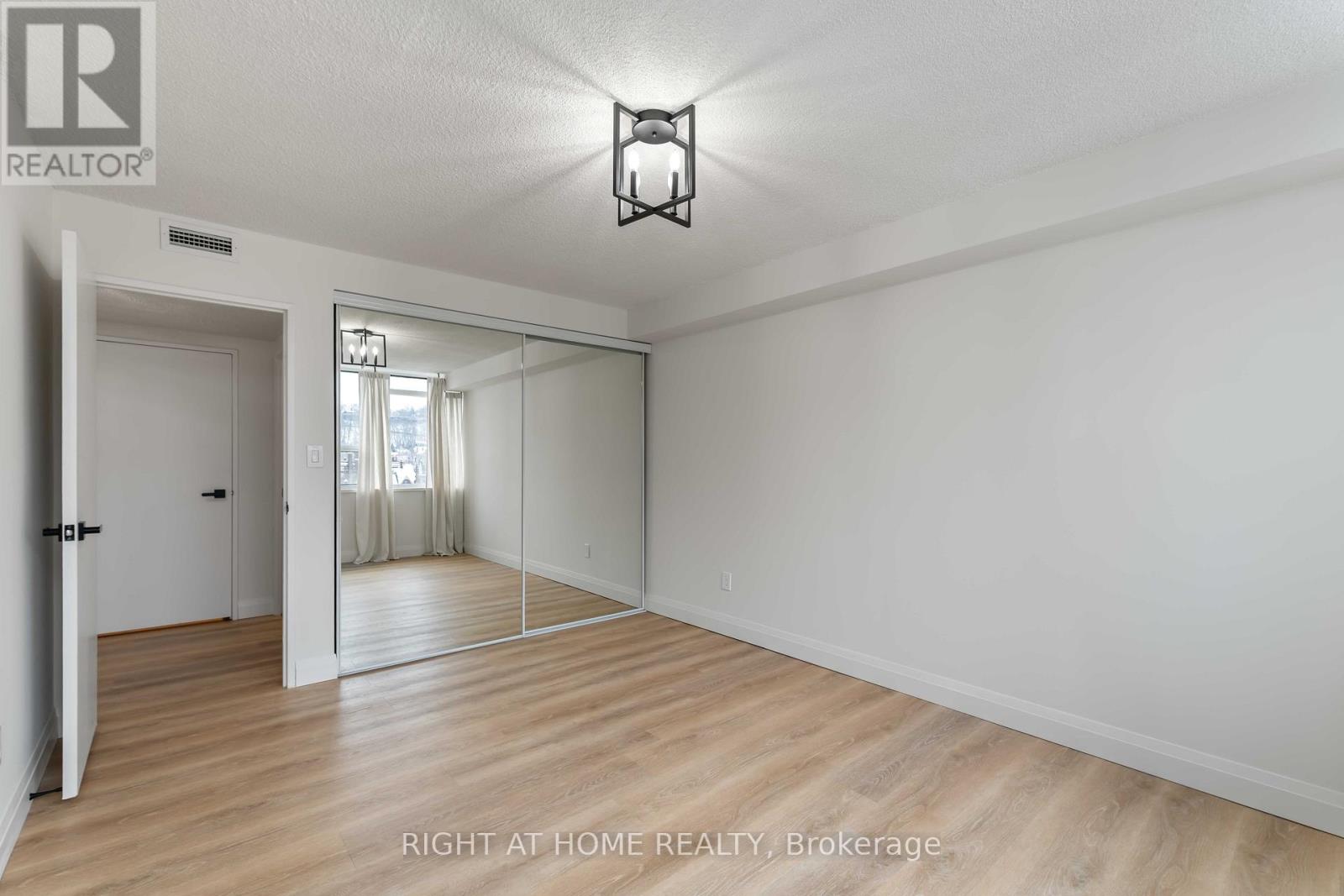 905 - 120 Duke Street, Hamilton, Ontario L8P 4T1 - Photo 18 - X12603452