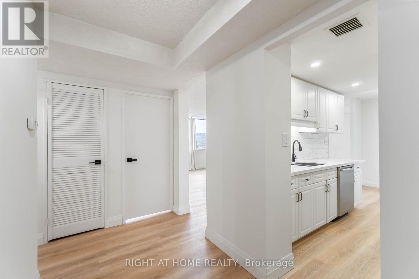 905 - 120 Duke Street, Hamilton, Ontario L8P 4T1 - Photo 8 - X12603452