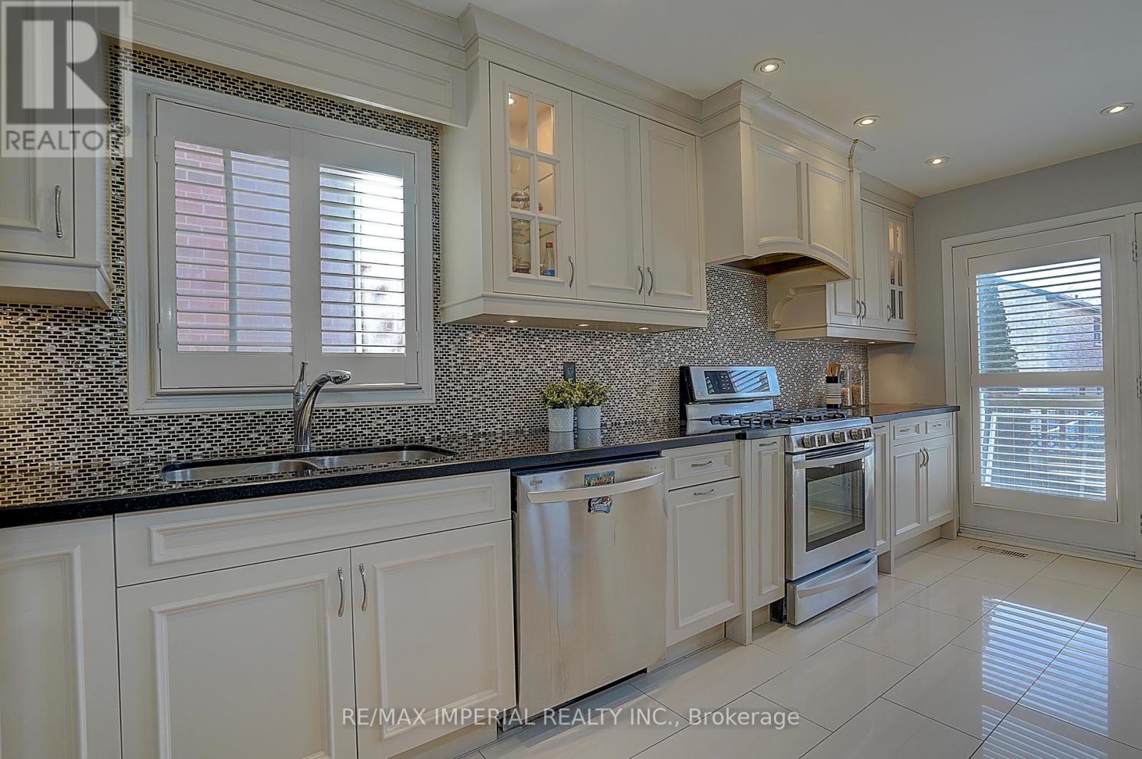 5633 Haddon Hall Road, Mississauga, Ontario  L5M 5G3 - Photo 23 - W12603484