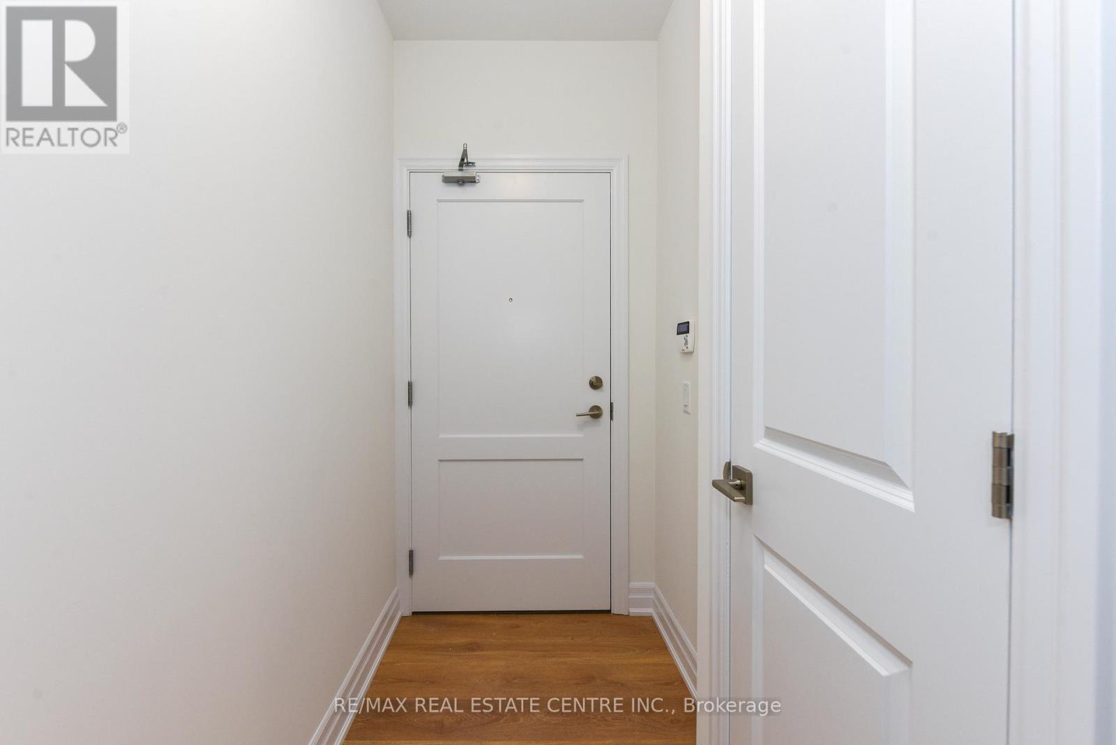 206 - 30 Elm Drive W, Mississauga, Ontario  L5B 1L9 - Photo 2 - W12603490