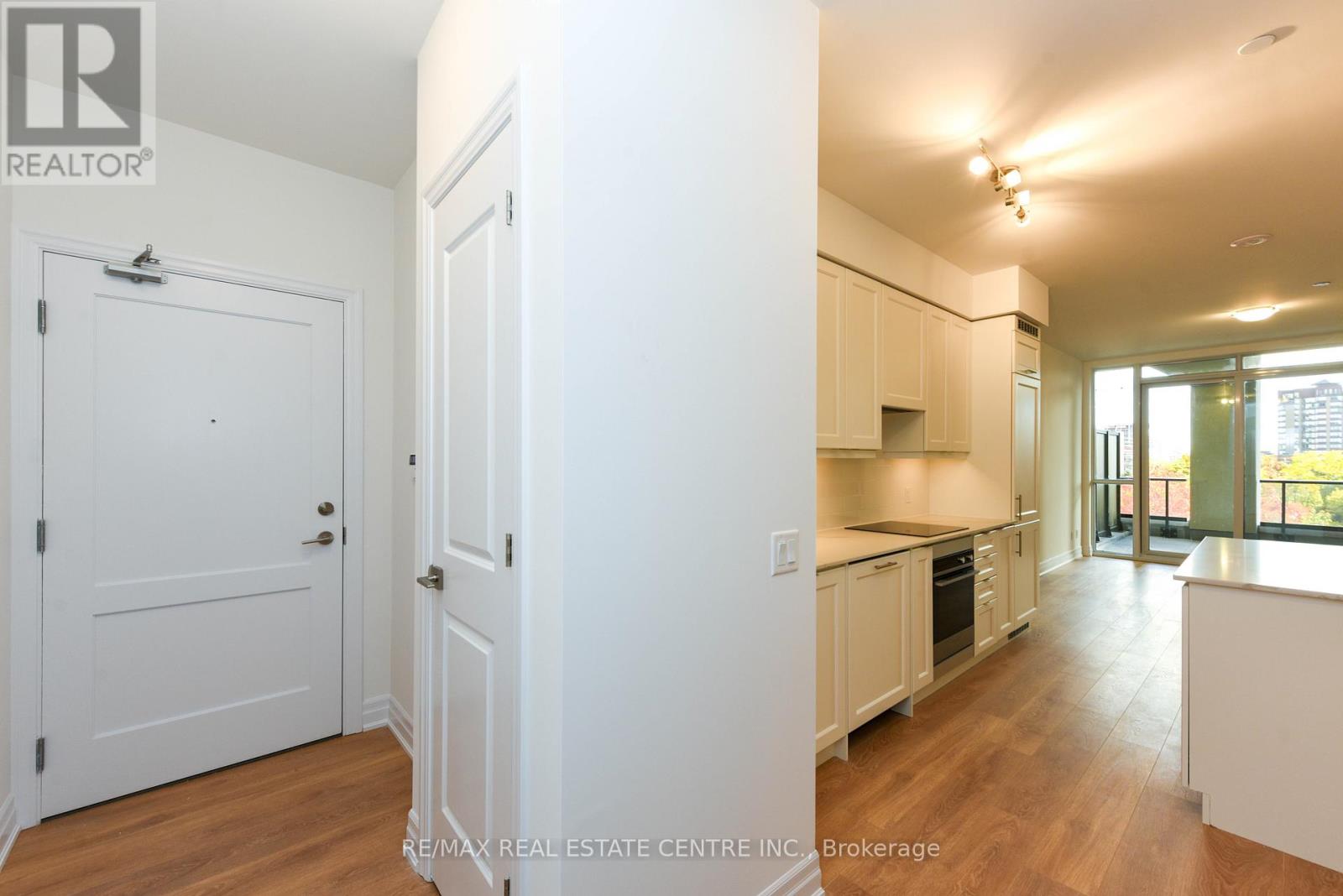 206 - 30 Elm Drive W, Mississauga, Ontario  L5B 1L9 - Photo 3 - W12603490