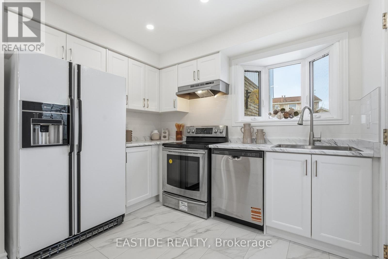 2909 Salerno Crescent, Mississauga, Ontario  L5N 1T3 - Photo 9 - W12603498