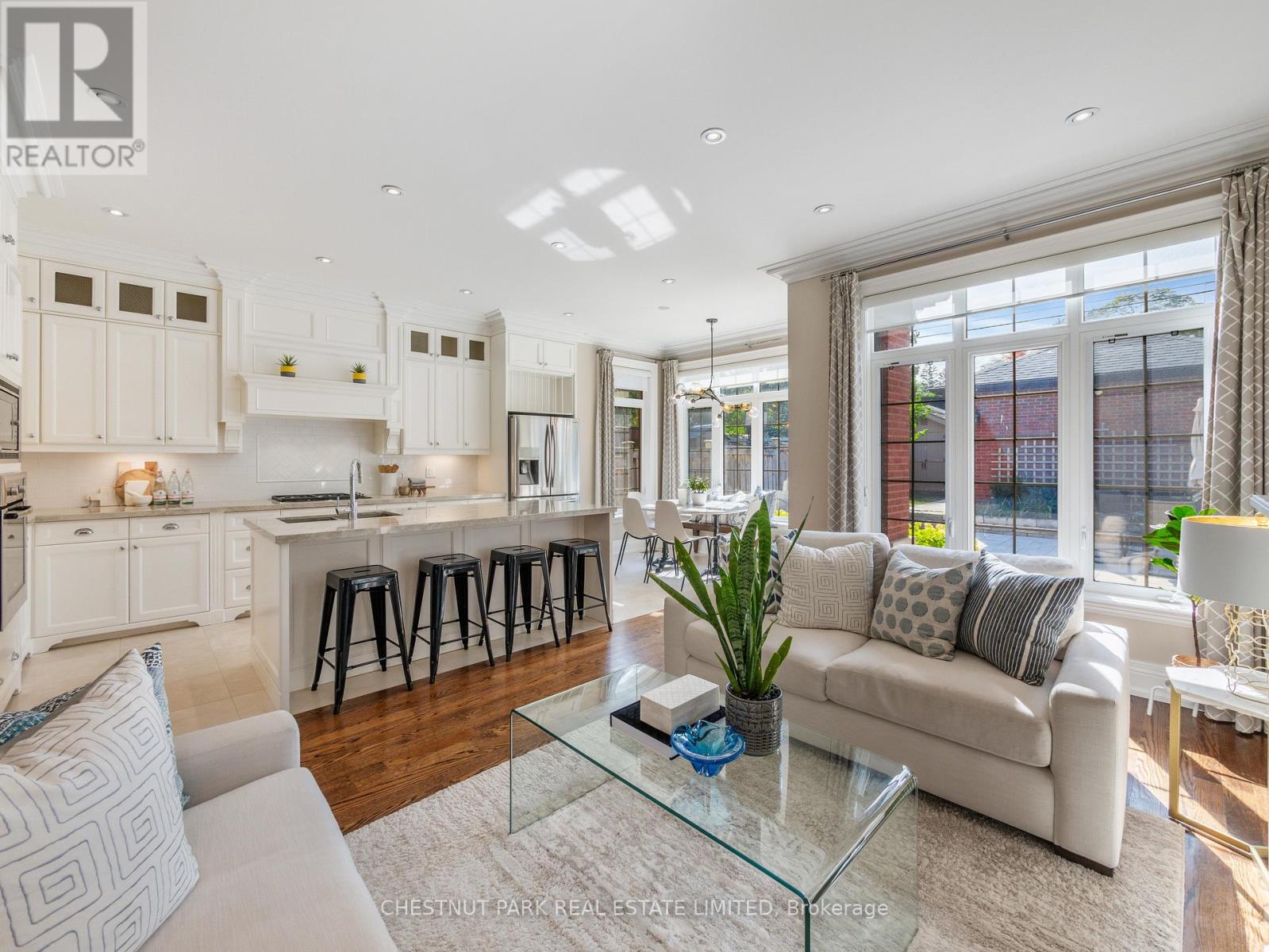 252 Sutherland Drive, Toronto, Ontario  M4G 1J3 - Photo 2 - C12603502