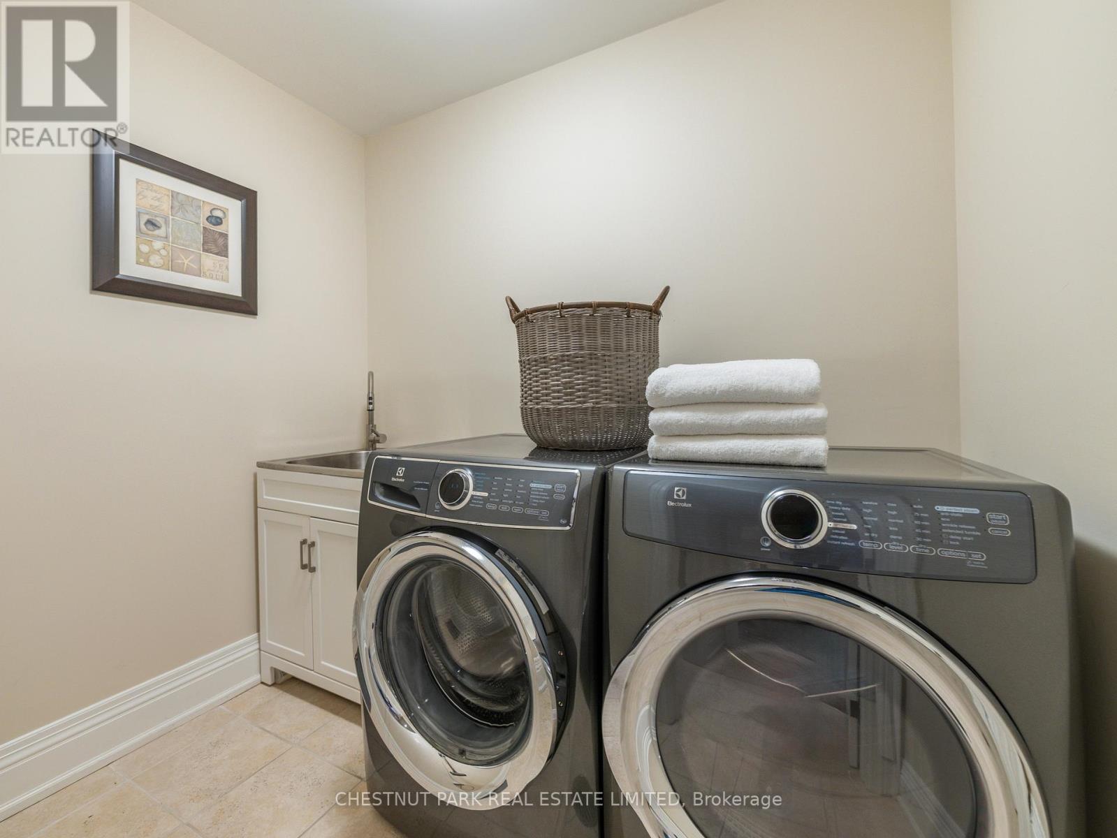 252 Sutherland Drive, Toronto, Ontario  M4G 1J3 - Photo 33 - C12603502