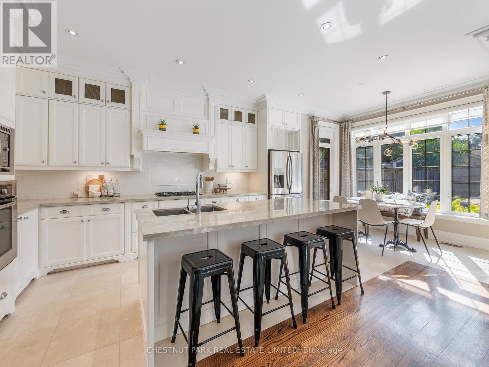 252 Sutherland Drive, Toronto, Ontario  M4G 1J3 - Photo 4 - C12603502