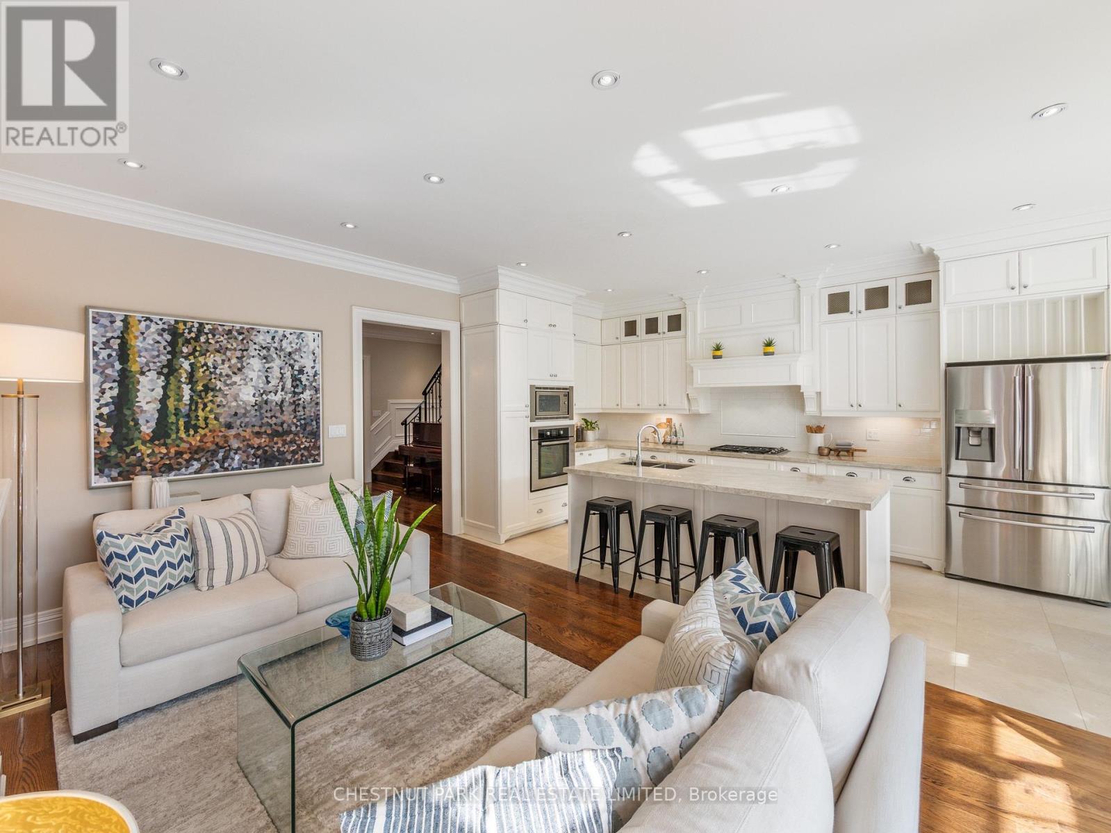 252 Sutherland Drive, Toronto, Ontario  M4G 1J3 - Photo 5 - C12603502