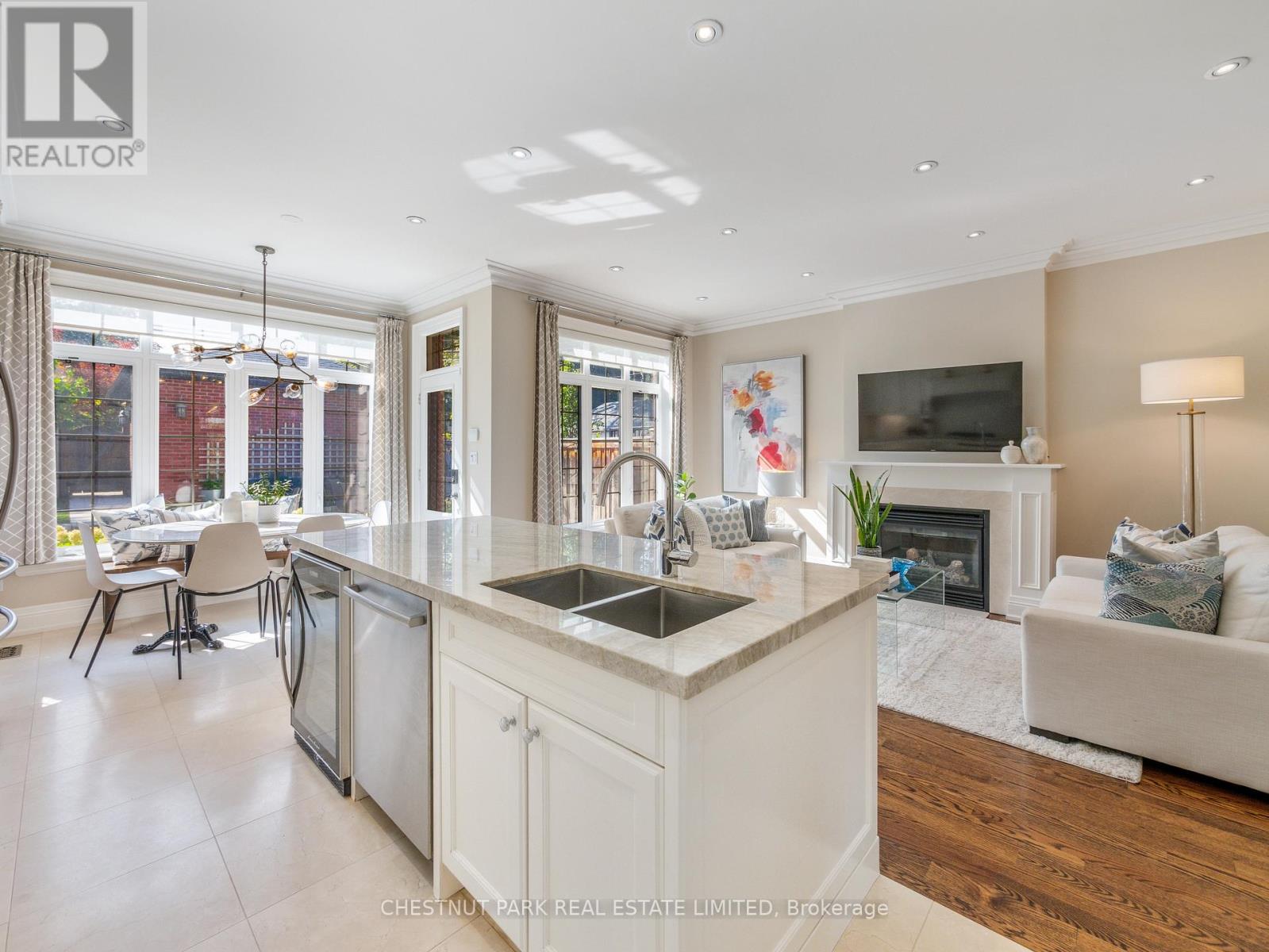 252 Sutherland Drive, Toronto, Ontario  M4G 1J3 - Photo 6 - C12603502