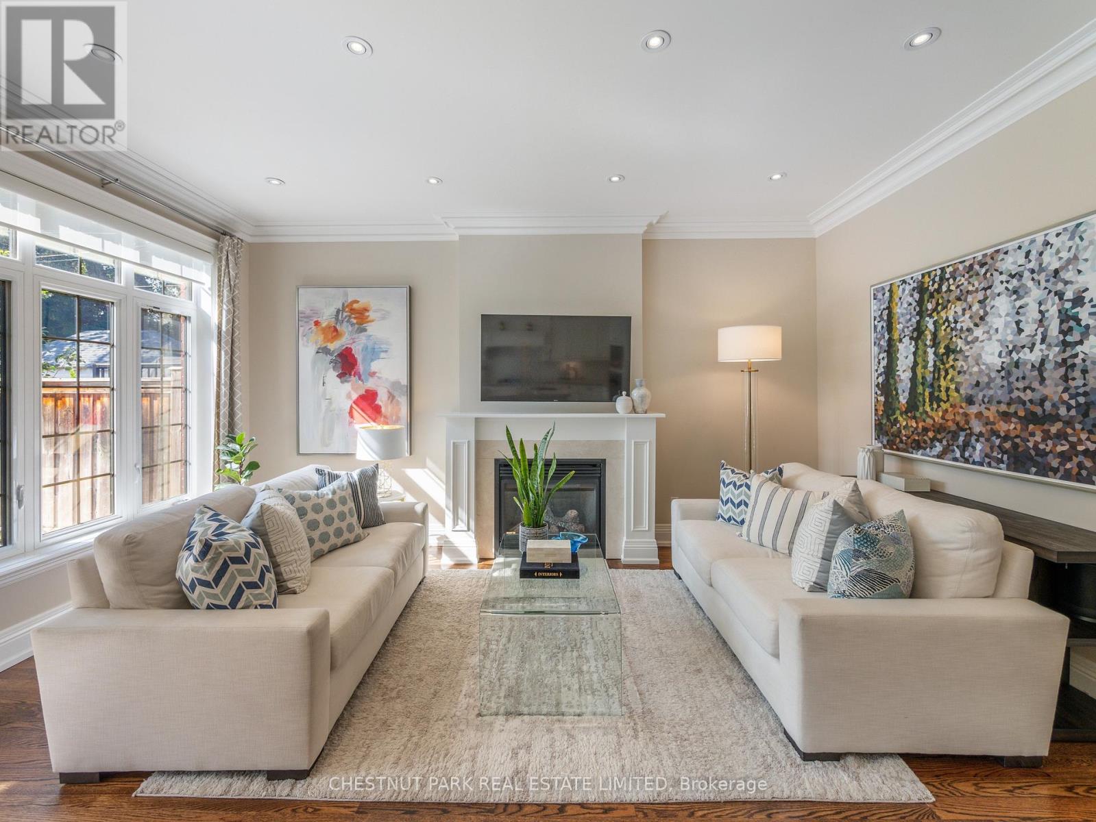 252 Sutherland Drive, Toronto, Ontario  M4G 1J3 - Photo 7 - C12603502