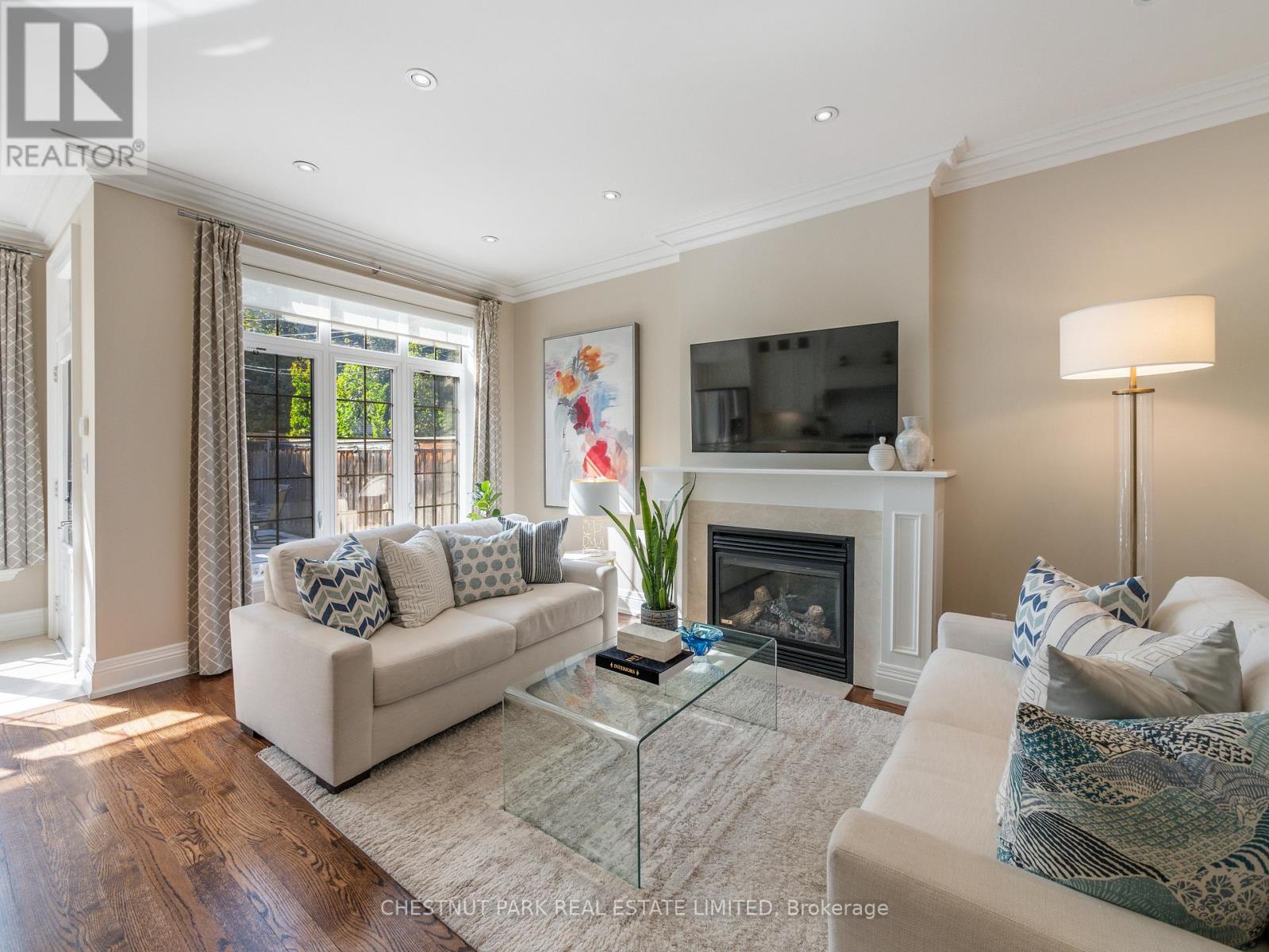 252 Sutherland Drive, Toronto, Ontario  M4G 1J3 - Photo 8 - C12603502