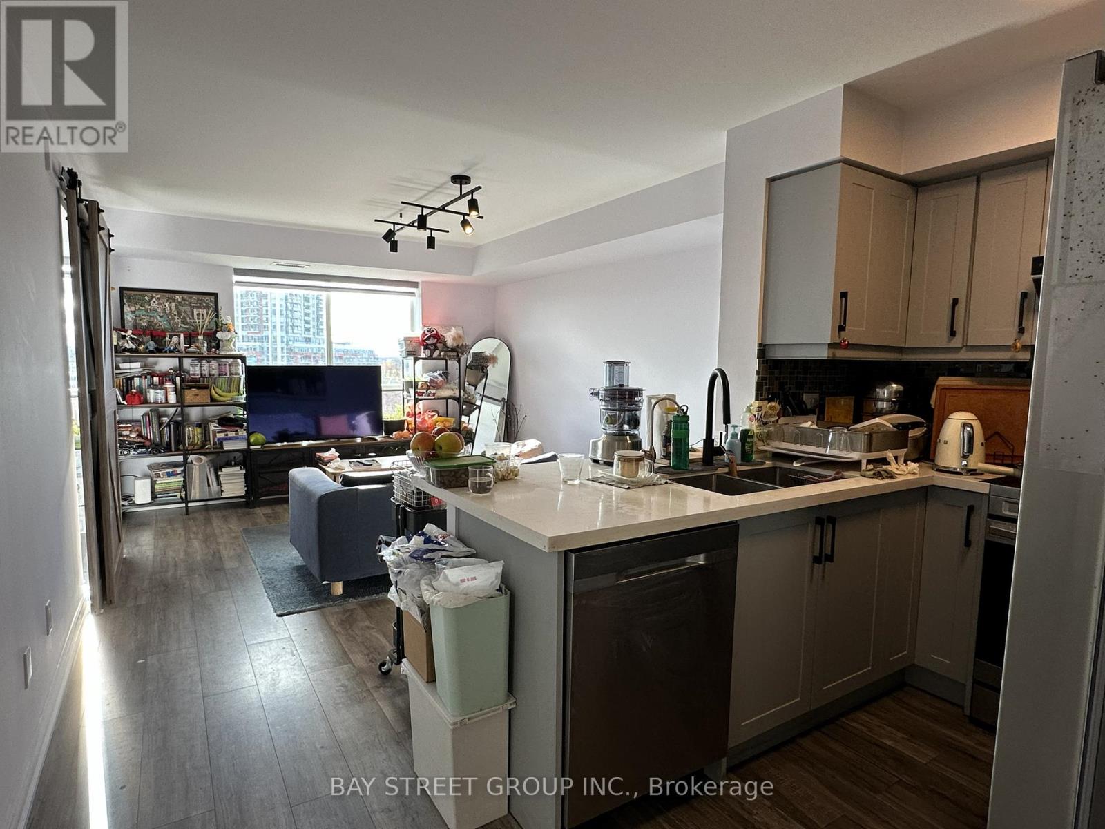 611 - 51 Baffin Court, Richmond Hill, Ontario  L4B 4P6 - Photo 6 - N12603506