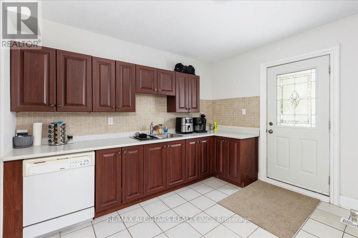 Lower Unit - 387 Ontario Street, Newmarket, Ontario  L3Y 2K5 - Photo 3 - N12603604