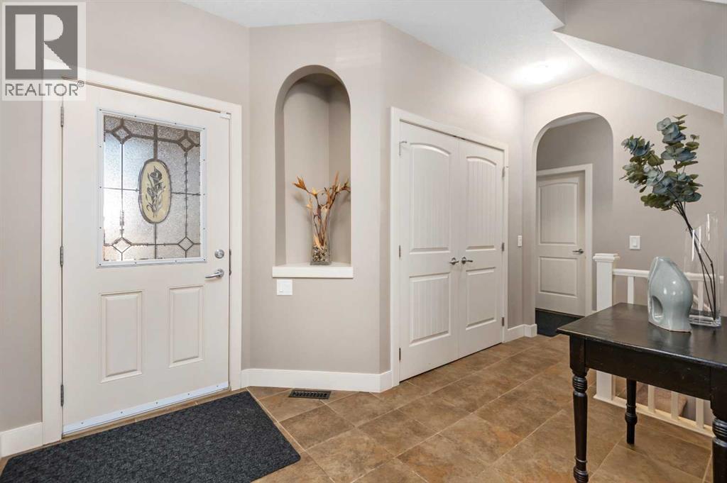 301 Westmount Court, Okotoks, Alberta  T1S 0B6 - Photo 4 - A2272275