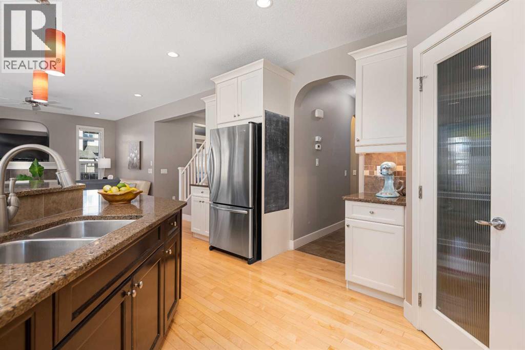 301 Westmount Court, Okotoks, Alberta  T1S 0B6 - Photo 14 - A2272275