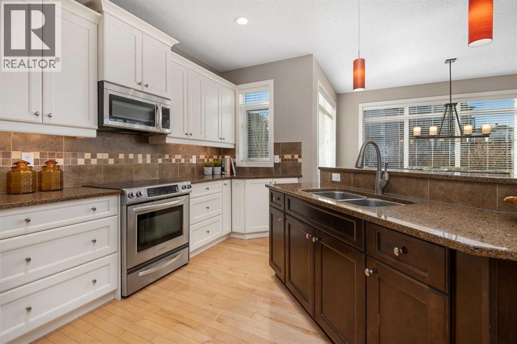 301 Westmount Court, Okotoks, Alberta  T1S 0B6 - Photo 12 - A2272275