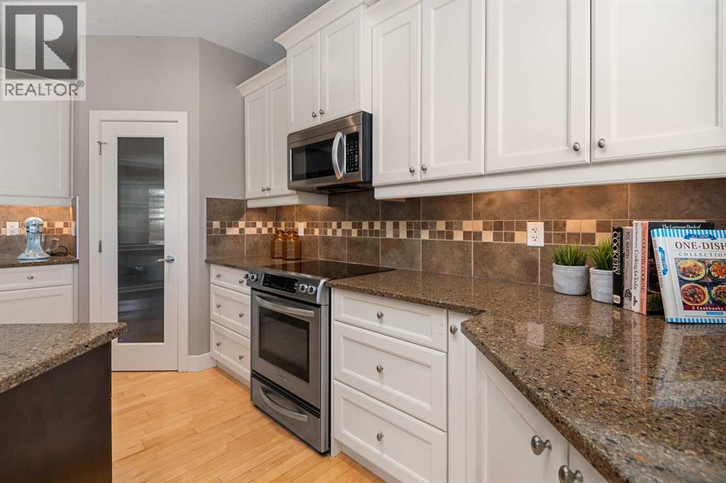 301 Westmount Court, Okotoks, Alberta  T1S 0B6 - Photo 13 - A2272275