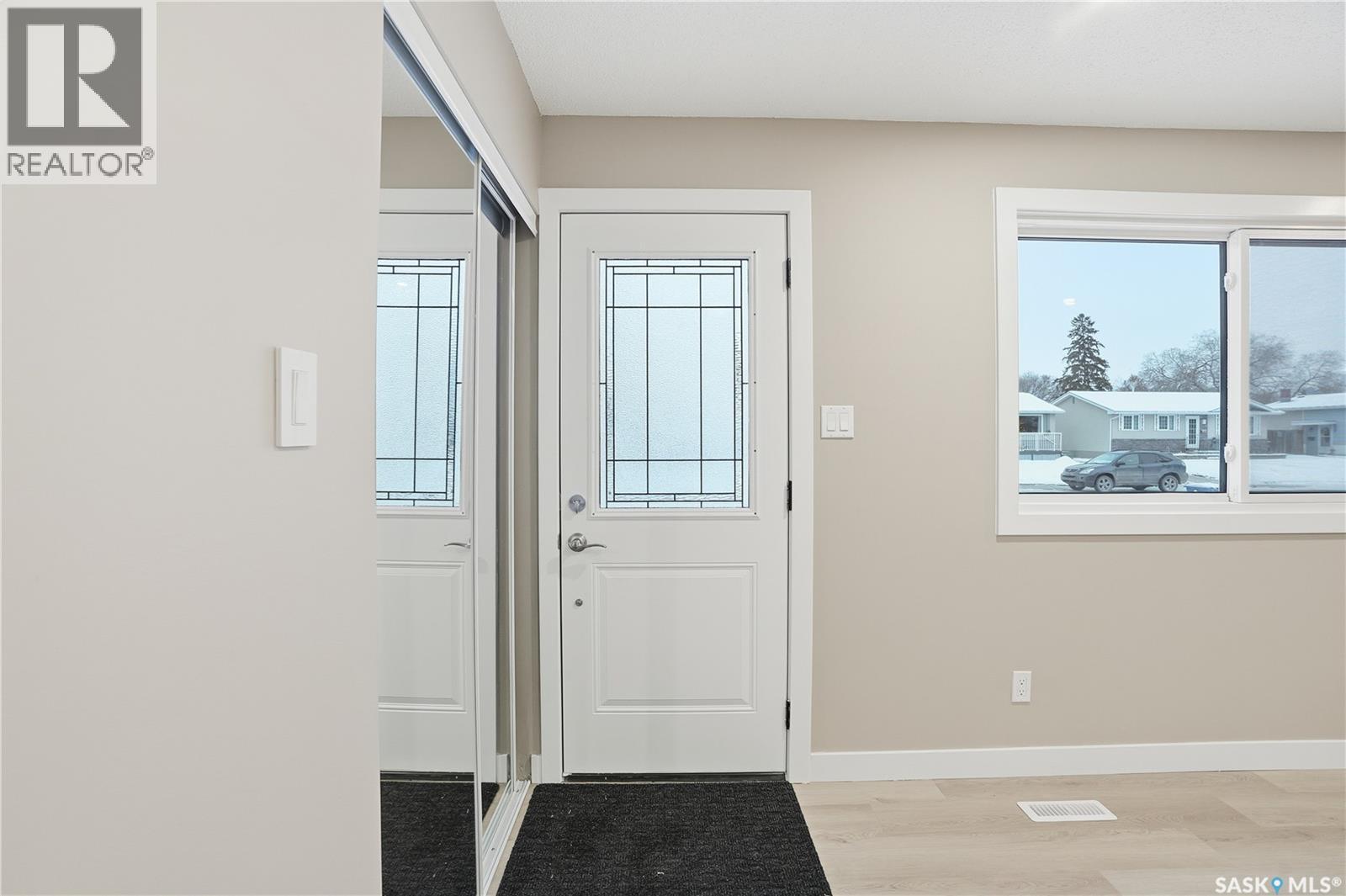 869 Macklem Drive, Saskatoon, Saskatchewan  S7L 4K1 - Photo 3 - SK025198